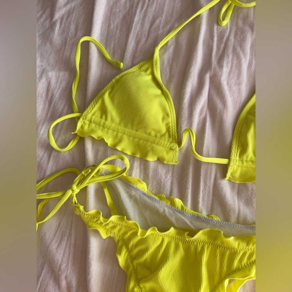 SHEIN Neon Yellow Ribbed Ruffle String Bikini - Picture 2 of 2